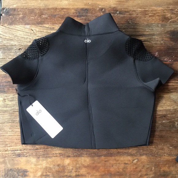 Alo Yoga cute crop top in black with Mesh detail - Picture 2 of 4